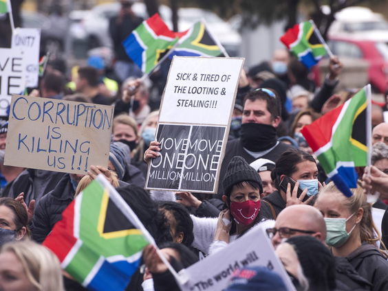 Zuid-Afrikaanse president grijpt corona aan voor grote schoonmaak