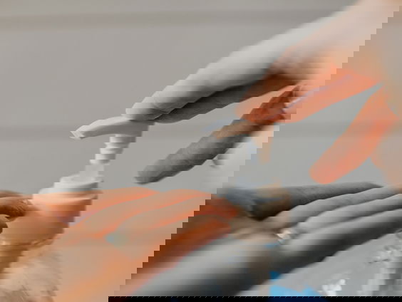 Stand.nl: Onze lakse houding rond corona is goed te begrijpen.