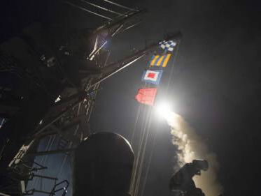 VS vuurt raketten af op luchtmachtbasis van Syrisch leger