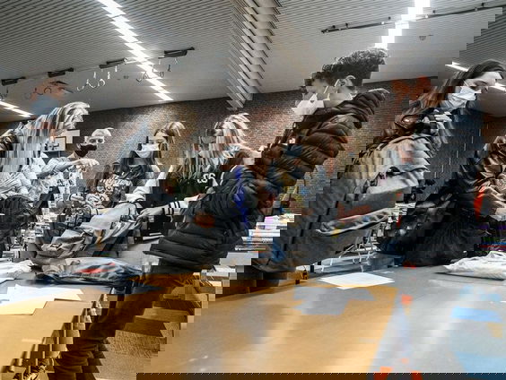 Stand.nl: Het is onwenselijk dat mbo's toch online les blijven geven