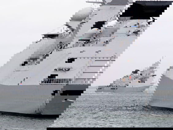 Russische gevechtsvliegtuigen vielen Nederlands fregat lastig