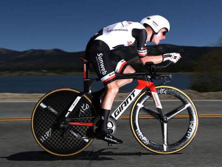 Sam Oomen en Laurens Ten Dam gaan Tom Dumoulin aan de Girozege helpen