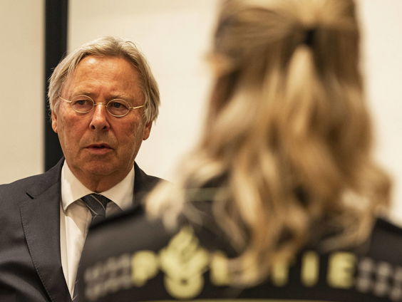 Welke mogelijkheden hebben burgemeesters om online in te grijpen bij ongeregeldheden?