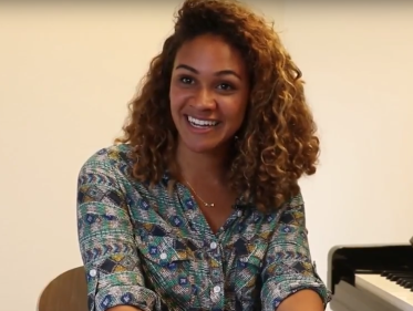 Mezzosopraan Nienke Nasserian Nillesen maakt een voorstelling over haar familie in Tanzania