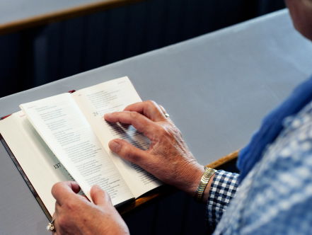 De Bijbel vertalen naar gebarentaal, hoe doe je dat?