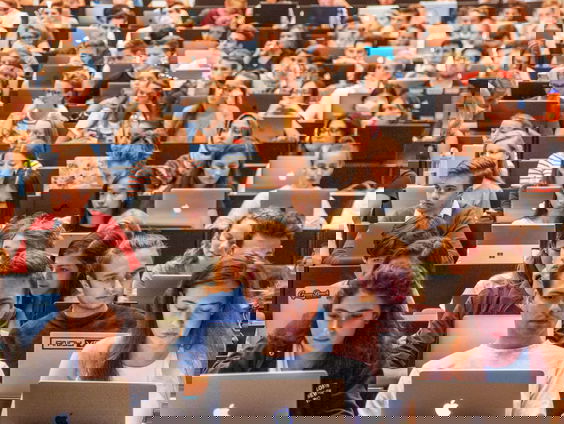 Voorman hogescholen: kabinet moet geen sprookjes vertellen