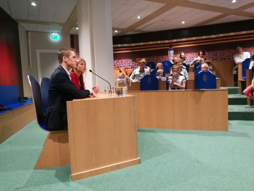 Verslaggever Reinout Meijer bij Kinderrijk in de Tweede Kamer