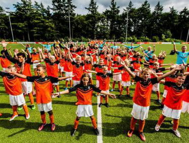 Oranjekoorts op voetbalkamp