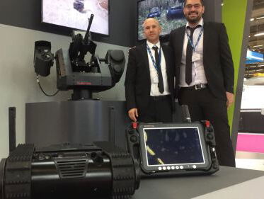 Strakke pakken naast autonome geweren