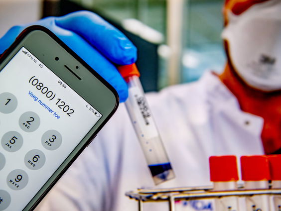 Ja, je moet je ook laten testen als je morgenochtend verkouden wakker wordt