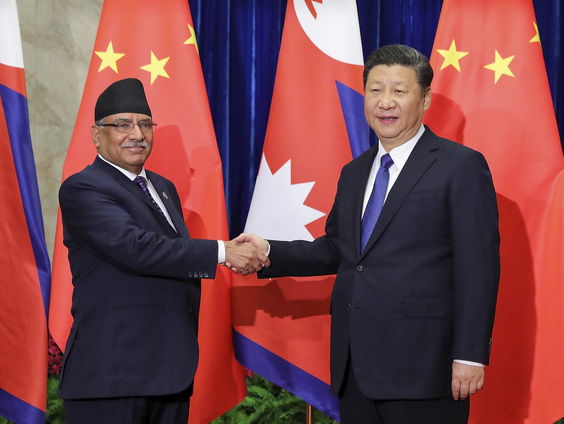 Communisten rollend over straat in Nepal, grote buur China bezorgd