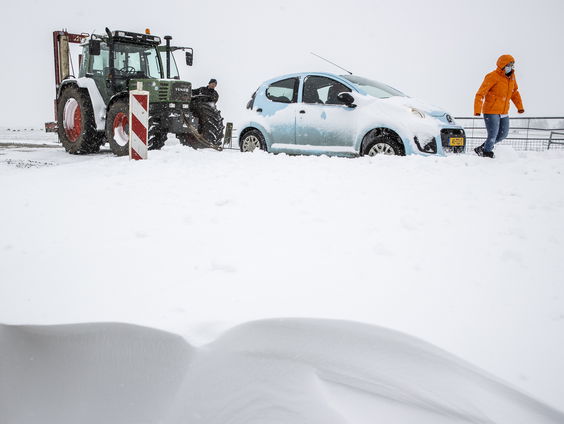 Rijkswaterstaat: 'Houd de situatie op de weg in de gaten voor vertrek'