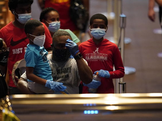 Duizenden mensen bewijzen laatste eer aan George Floyd