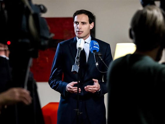 Stand.nl: Minister Hoekstra moet zijn poot stijf houden rondom de staatssteun aan KLM