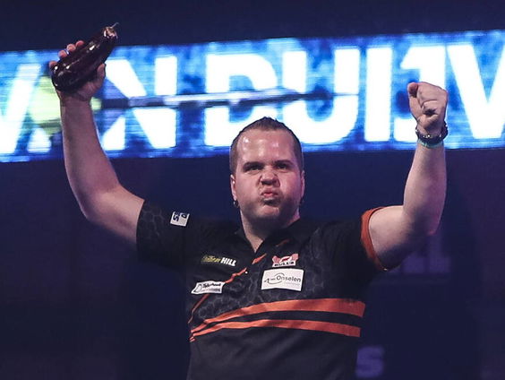 Van Duijvenbode na zege op WK darts: 'Ging na afloop alleen maar over aubergines'