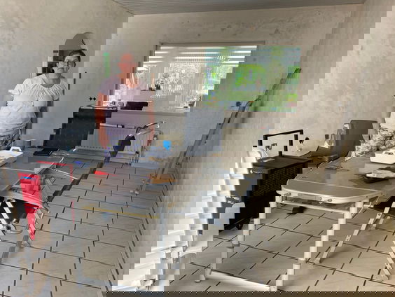 Helene en haar gezin zitten in Mechelen op campingstoelen na de waterschade in het huis