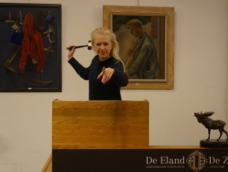 Elise Trommelen is de jongste veilingmeester van Nederland. Maar hoe kom je in dit vak terecht?