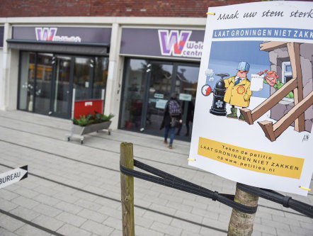 Spotprent NAM bij stembureaus: Laat Groningen niet zakken