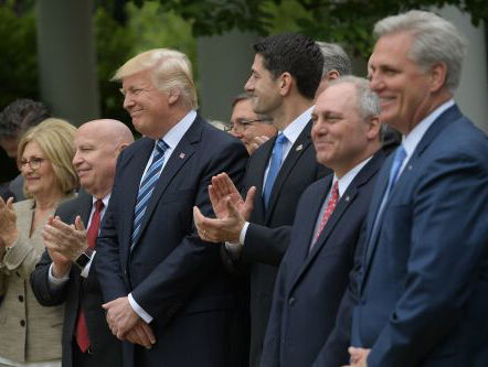 Trumps zorgwet met hakken over de sloot door Huis