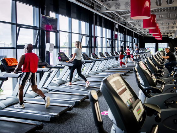 Feest in de sportschool: de quarantaine kilootjes mogen er weer af