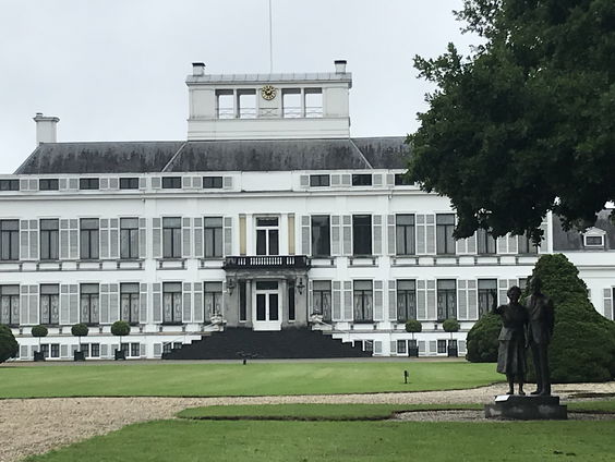 Prinsessen geschokt door bouw bij paleis Soestdijk