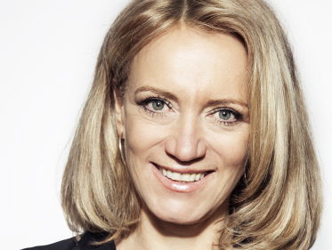 Barbara van Beukering zet de schaar in de geraniums