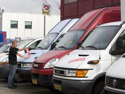 Kabinet, haal die vieze bestelbusjes van de weg!