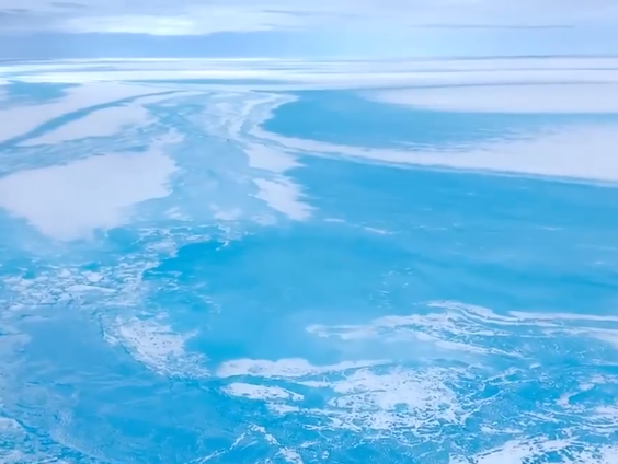 Grote plassen water op ijskap in Groenland door uitzonderlijke regenval