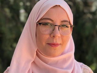 Kunststof - Lamyae Aharouay, journalist en politiek verslaggever