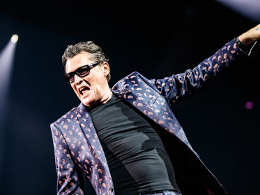 Hoe komt zanger Barry Hay de crisis door?