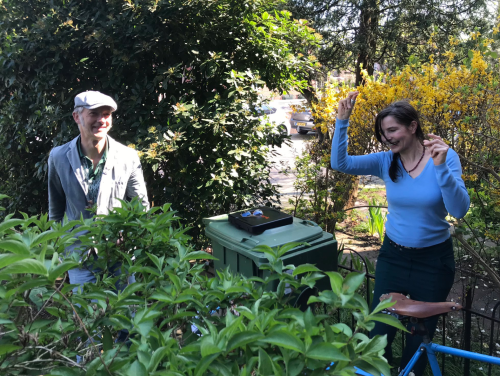 Dj's trekken van voortuin naar voortuin om plaatjes te draaien