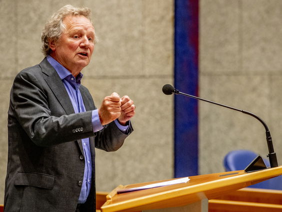 Bram van Ojik krijgt ‘ruiterlijk gebaar’ voor Anton de Kom voor elkaar