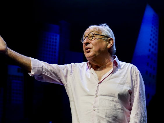 Youp van 't Hek wil Carré officieel tot kerk laten verklaren