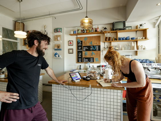 Bits of Freedom kritisch op verplichte opgave gegevens bij horeca