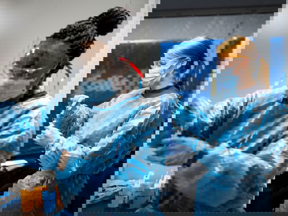 RIVM: 'Coronacijfers stijgen door op alle fronten'