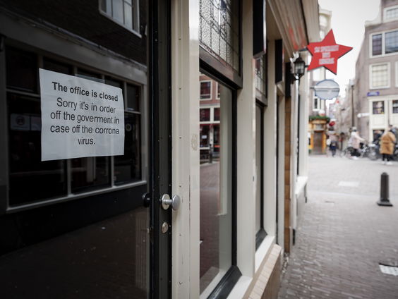 In België mag het weer, maar in Nederland niet: sekswerken in de financiële problemen