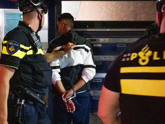 Agenten die zich racistisch uitlaten moeten ontslagen worden