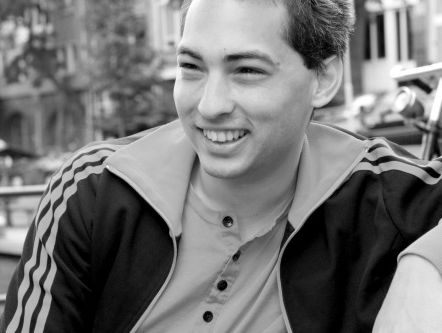 Ilay den Boer vertelt over zijn familigeschiedenis in het boek 'Het beloofde feest'