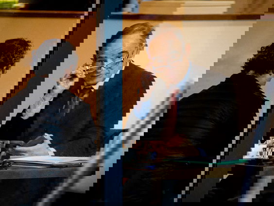 Nog steeds kan het boek over de zaak-Poch niet dicht