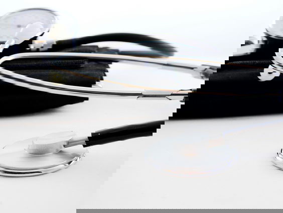 “Als je in het buitenland een cosmetische operatie laat uitvoeren, moet je een boete krijgen.”