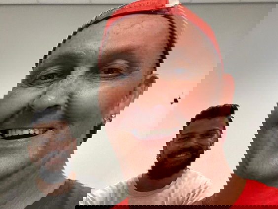 Dennis woont in een oud-AZC en dreigt zijn woning kwijt te raken door opvang vluchtelingen