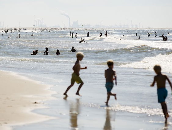Afkoelen in de zee: 'Ga nooit alleen en neem iets mee dat drijft'