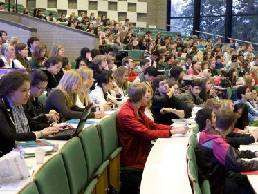 Vaste baan, samenwonen, kinderen krijgen: twintigers doen alles later