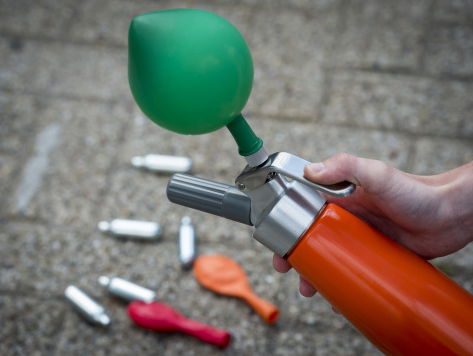 Moet lachgas verboden worden?