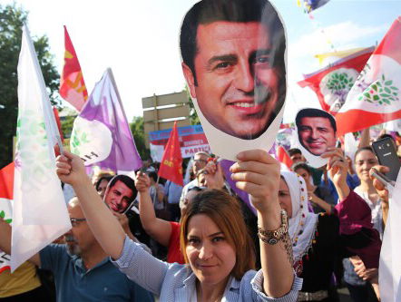 Turkije negeert internationale kritiek en blijft Demirtas vervolgen