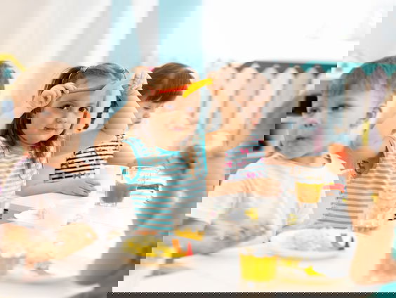 Het is abnormaal dat ouders hun kinderen naar de opvang brengen