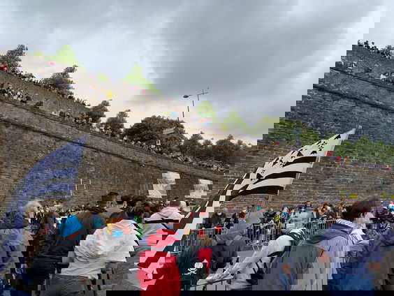 Tour-reportage: het weer aanwezige publiek smult van Van der Poel en Schelling