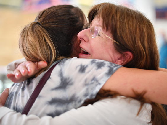 Knuffelen mag bijna weer van Britse premier Boris Johnson