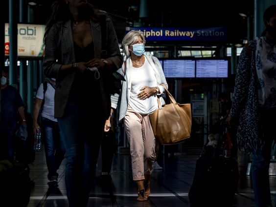 Arts-viroloog: ‘Mondkapjesplicht is een verdere inperking van onze vrijheid’