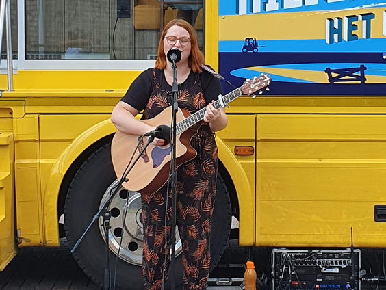 Elly Kellner met Play